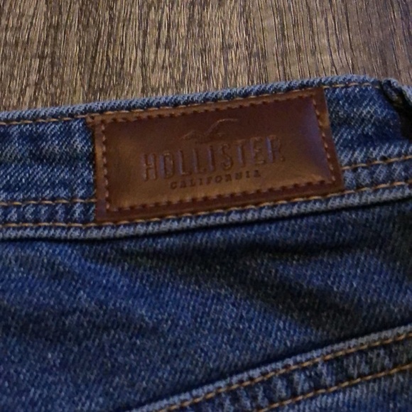 Hollister High-Rise Denim Curvy Mom Shorts 3” 28” Waist - Distressed Front NWT - Picture 7 of 9